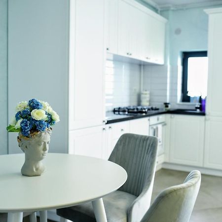 Myosotis Mamaia Studio By The Lake Apartment ภายนอก รูปภาพ